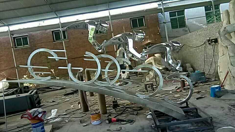2017年5月陕西榆林市子洲县不锈钢自行车雕塑