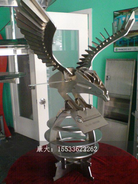 老鹰雕塑