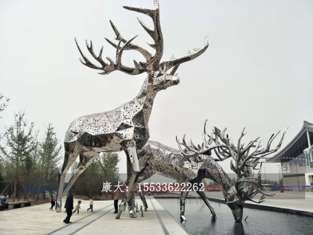 不锈钢镂空鹿雕塑