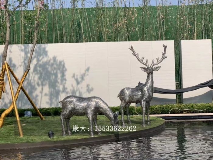 不锈钢镂空鹿雕塑