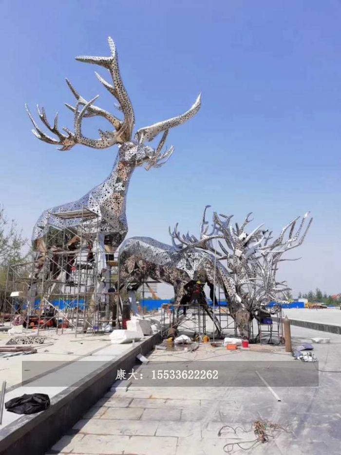 不锈钢镂空鹿雕塑