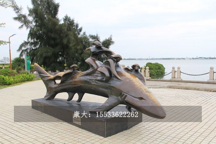 鲨鱼雕塑
