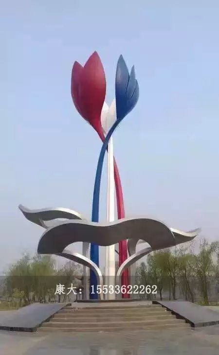 三色花雕塑
