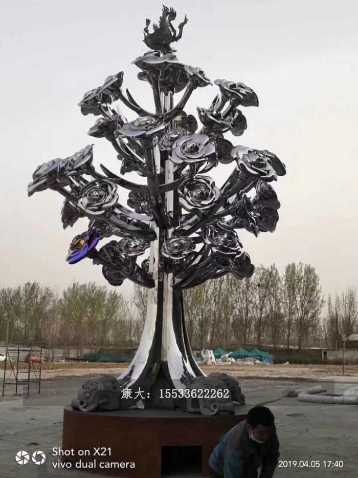 不銹鋼彩繪樹創(chuàng)意雕塑