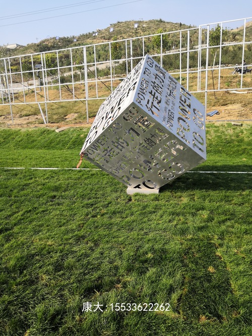 大型不銹鋼金屬鏤空鐵藝雕塑定制正方形魔方戶外公園廣場景觀擺件