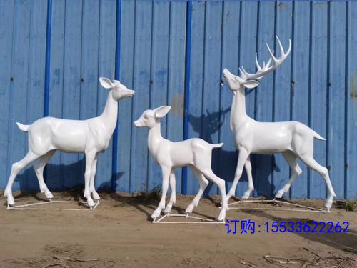梅花鹿雕塑户外抽象玻璃钢白鹿园林景观小区草坪彩绘麋鹿婚礼摆件