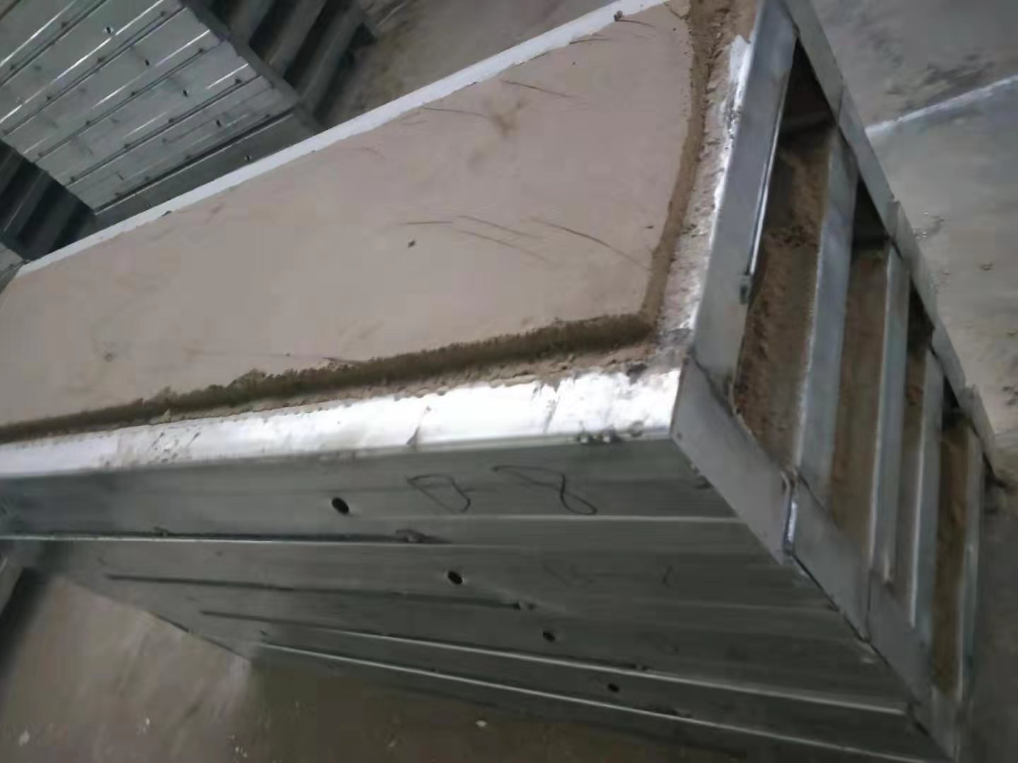 钢骨架轻型屋面板
