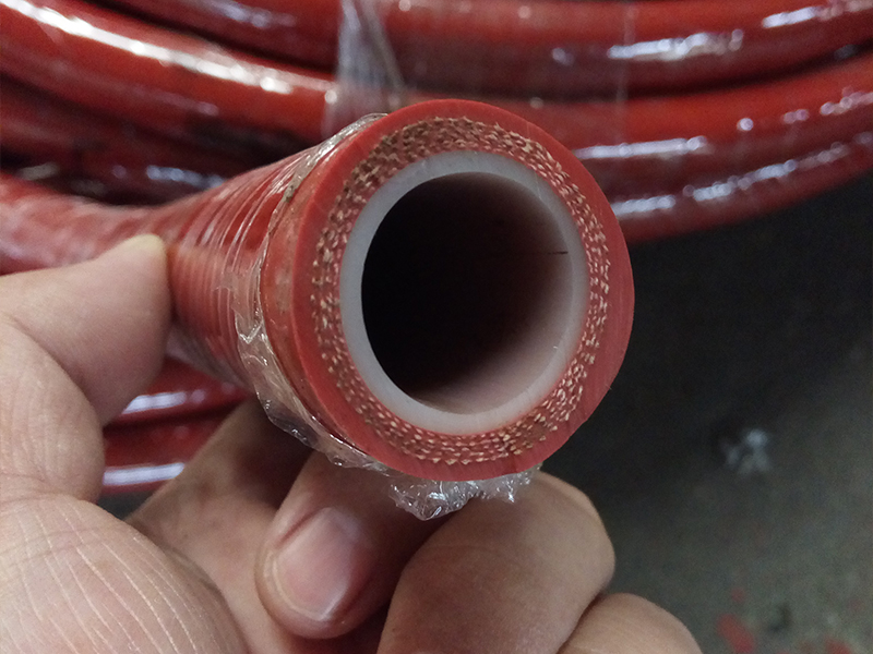 红色蒸汽胶管