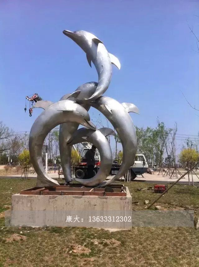 海豚雕塑