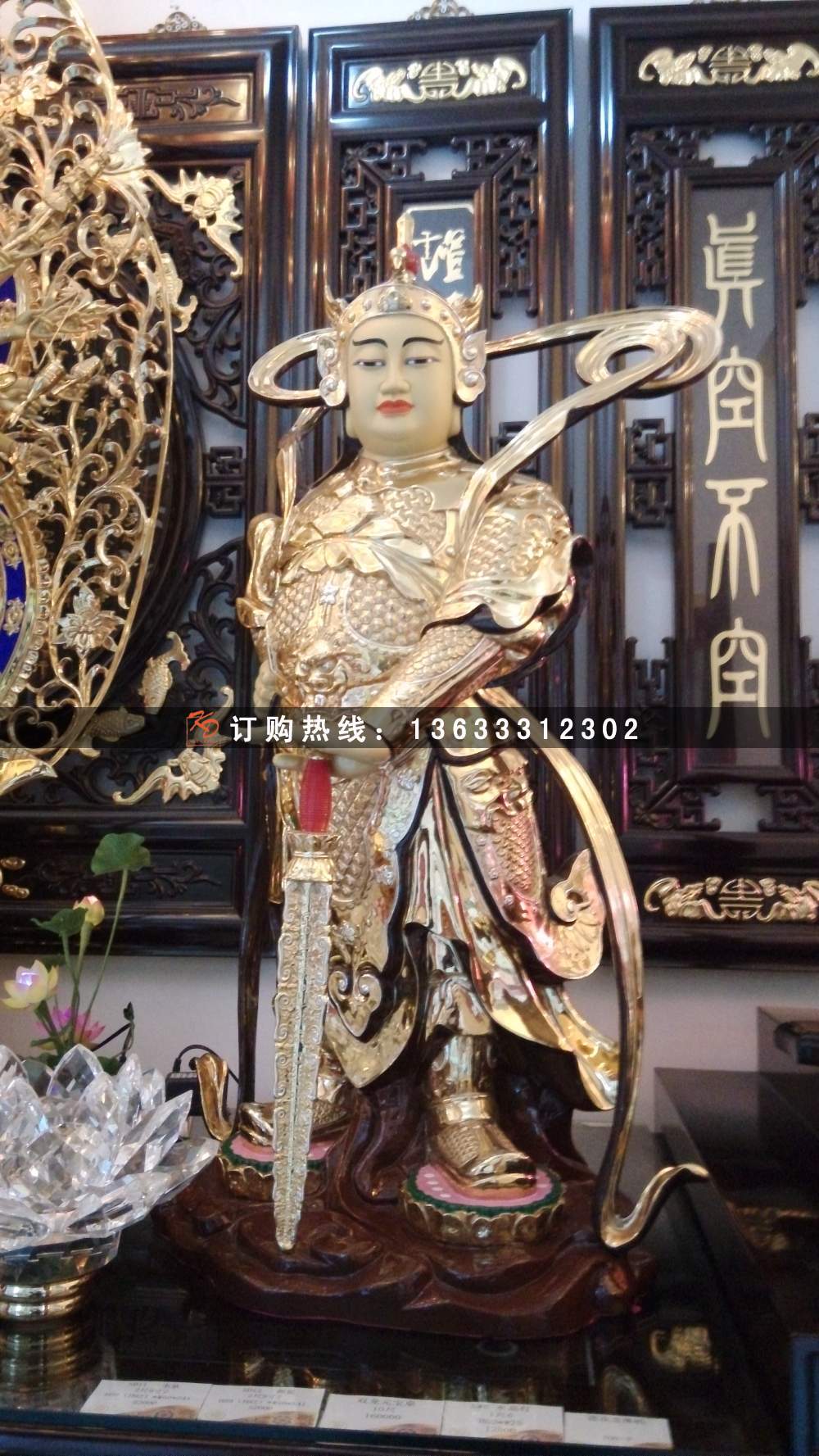 供应地藏菩萨树脂贴金佛像 景区园林玻璃钢彩绘雕塑