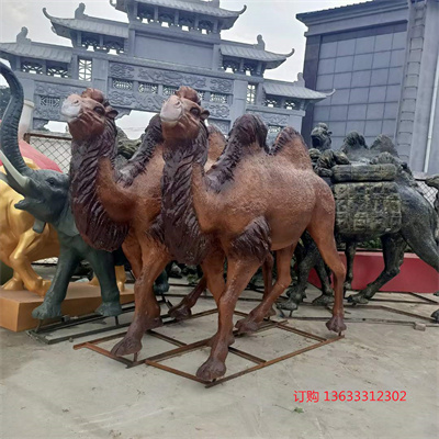 骆驼雕塑-游乐园景区玻璃钢彩绘仿真骆驼雕塑装饰摆件