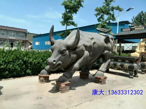 铸铜牛雕塑大型户外展示华尔街美陈涨牛市奋斗牛金融街现代黄铜